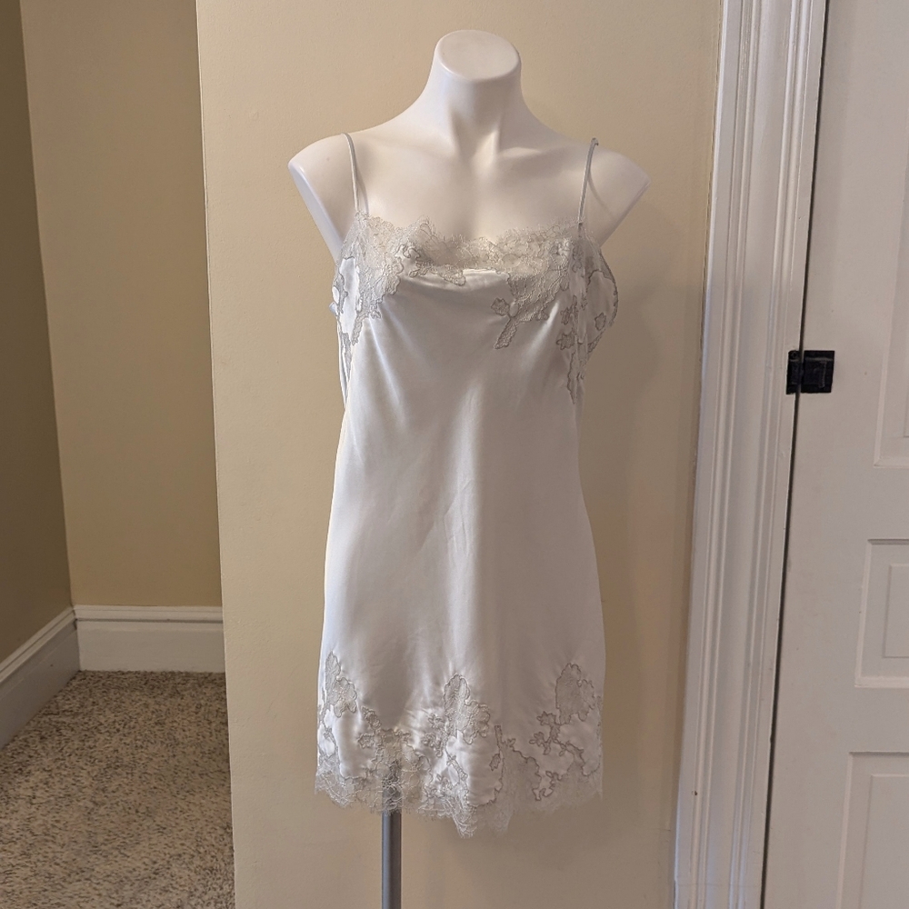 Victoria Secret white with floral lace inserts night gown size XL